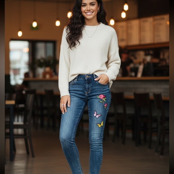 Forever 21 Denim - Rue21 Premium Blue Jeans with Floral Embroidery Size 5/6